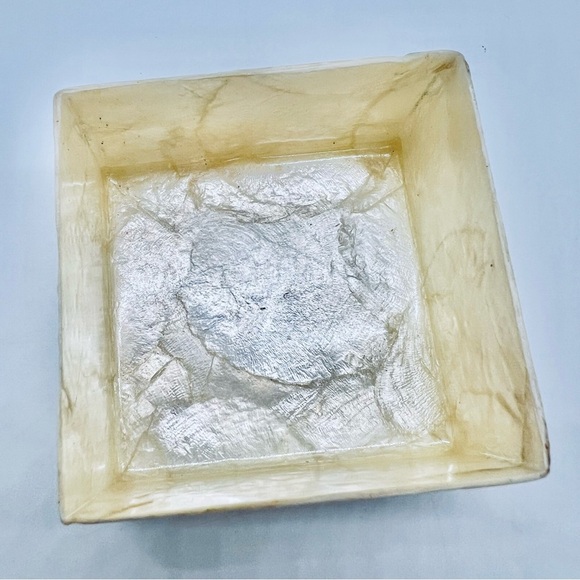 Capiz Shell Trinket Box, 3", Snowman, Hand Painted - Picture 5 of 9